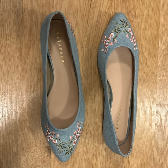 NWT brand new in box denim embroidered flats with flower details - Picture 3 of 6